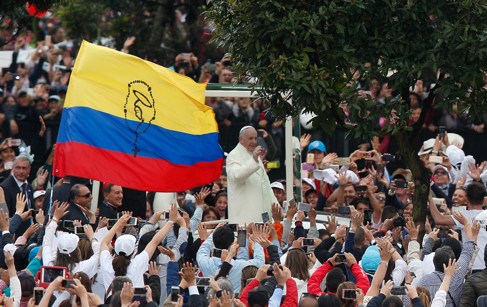Papstmesse in Bogota / Copyright 2017, KNA (www.kna.de). Alle Rechte vorbehalten, Paul Haring Papst Franziskus fährt an einer großen kolumbianischen Flagge vorbei, auf der ein Rosenkranz aufgemalt wurde, und begrüßt die Menschen, als er am 7. September 2017 im Papamobil den Simon Bolivar Park in Bogota erreicht.