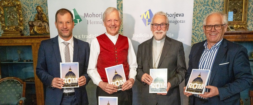 Dompropst Guggenberger mit Bischof Marketz, Hermagoras-Chef Hren (l.) und Verlagsdirektor Kelih (r.) / Diözesan-Pressestelle/Ferdinand Neumüller Dompropst Guggenberger präsentierte neues Rom-Buch in Klagenfurt