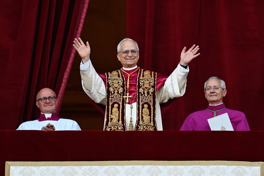 Papst Leo XIV. / Copyright 2025, KNA GmbH, www.kna.de, All Rights Reserved, Vatican Media Papst Leo XIV., der frühere Kardinal Robert F. Prevost, winkt nach seiner Wahl zum Papst am 8. Mai 2025 der Menge auf dem Petersplatz im Vatikan.