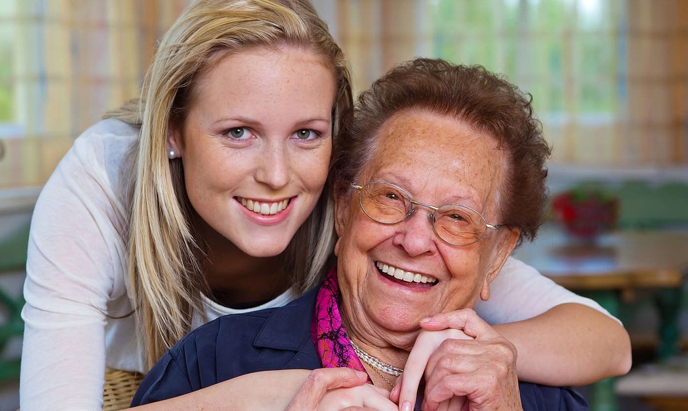 Junge Frau und Seniorin / bilderbox.com