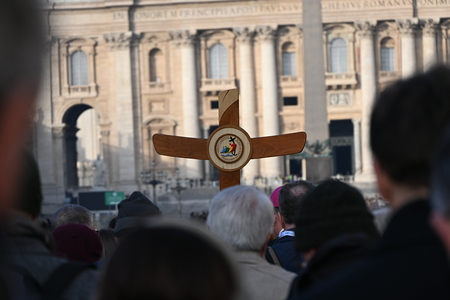 Pilger auf dem Weg zur Heiligen Pforte im Petersdom / Heiliges Jahr 2025