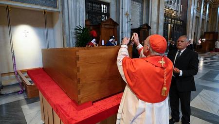 Papst nach Überführung durch Rom in Marienkirche beigesetzt