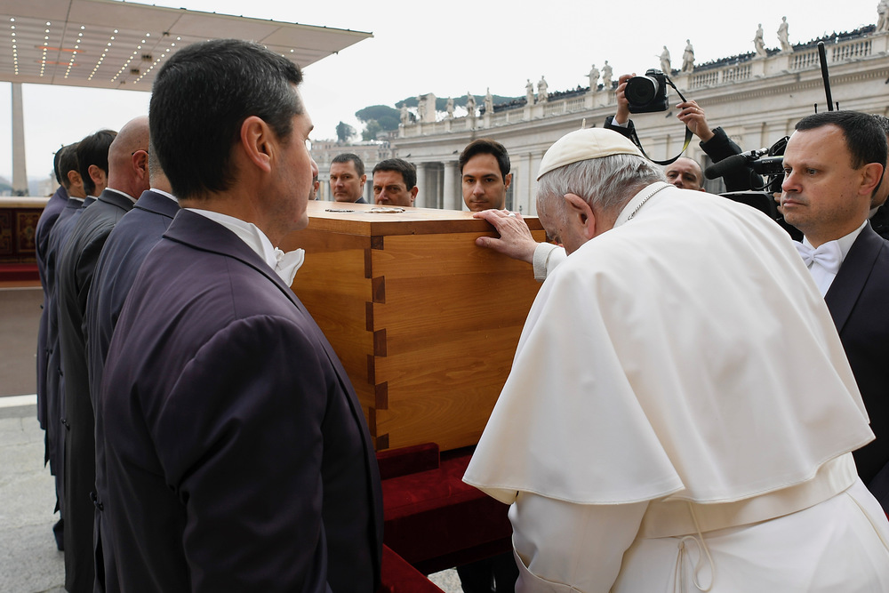 Papst Franziskus betet am Sarg von Benedikt XVI. / Vatican Media