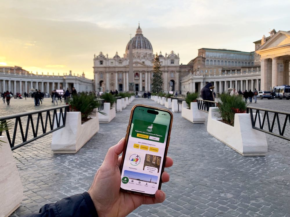 Handy-App zum Beginn des kirchlichen Jubiläumsjahres 2025 vor dem Petersdom in Rom / kathpress / Paul Wuthe Vatikan: Halbe Million Heilig-Jahr-Pilger in zwei Wochen