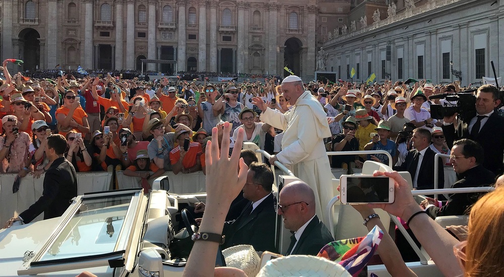 Papst Franziskus beim Ministrantentreffen auf dem Petersplatz / Diözese Linz / Gabmann