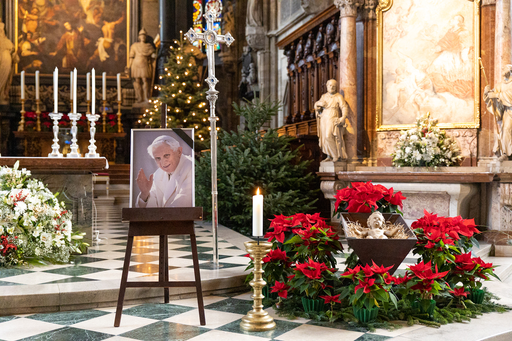 Trauerbild zum Tod von Benedikt XVI. im Wiener Stephansdom / Erzdiözese Wien/Stephan Schönlaub