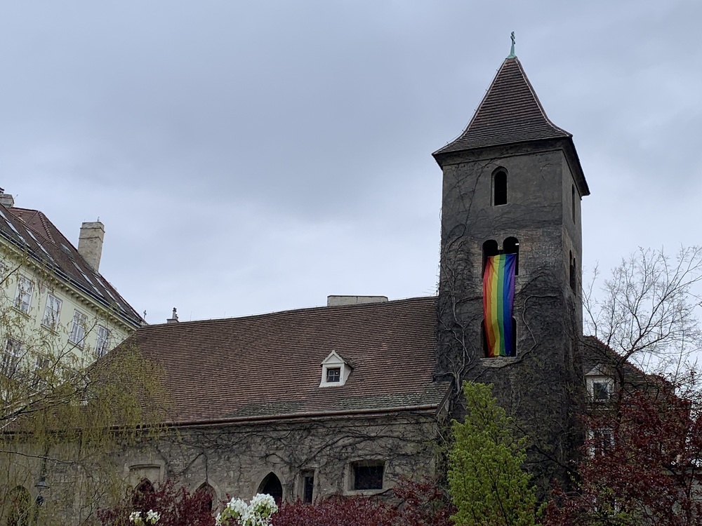Kirche mit Regenbogenflagge / Paul Wuthe / Kathpress