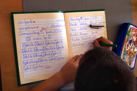 Volksschule-Grundschule / Wodicka; A-4062 Thening, Erwin Wodicka Kinder in einer Volkschule-GrundschuleSchule,Schulwesen,Menschen,Personen,Klasse,Klassengemeinschaft,Bildung,Ausbildung,Lernen,Unterricht,Kameradschaft,Volksschule,Grundschule,Schulklasse,Sch