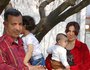'Mehr Sicherheit als hier gibt es nicht'Die irakische Familie Al Khameesi bereitet sich im Grenzdurchgangslager Friedland auf eine Zukunft in Deutschland vor.Bild: Ebtesam Farhan und Sabah Al Khameesi mit ihren Kindern vor den Lagergebäuden.