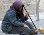 Bettlerin  [ (c) www.BilderBox.com, Erwin Wodicka, A-4063 Breitbrunn, Tel. +43 676 5103 678. Verwendung nur gegen HONORAR, BELEG, URHEBERVERMERK und den AGBs auf www.bilderbox.com ] in an am um im  auf einer beim mit and  , / Menschen Frauen Personen