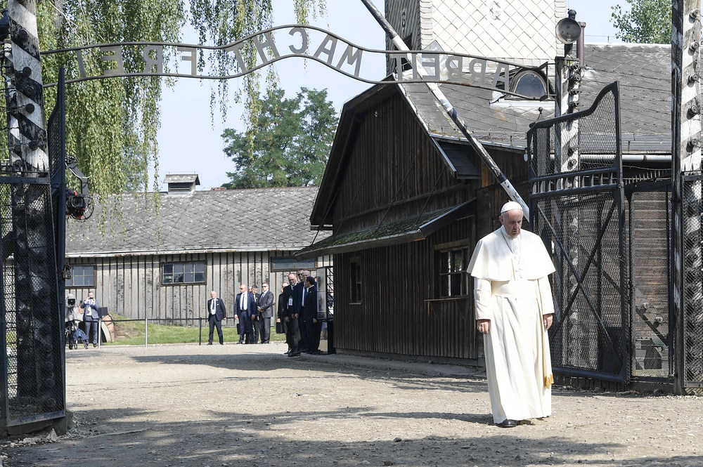 Papst Franziskus in Auschwitz / Copyright 2016, KNA. Alle Rechte vorbehalten, Osservatore Romano Papst Franziskus besucht am 29. Juli 2016 anlässlich des XXXI. Weltjugendtags das Konzentrationslager Auschwitz im polnischen Oswiecim. Er geht durch das Haupttor mit dem Schriftzug 'Arbeit macht frei'.