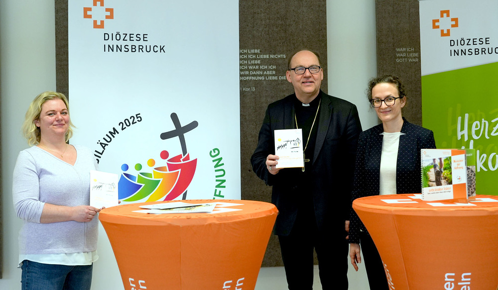 Koordinatorin Natalie Margreiter, Bischof Hermann Glettler und Prof. Michaela Quast-Neulinger / Stanic/dibk.at Heiliges Jahr 2025: Diözese Innsbruck startet 'Wallfahrten zueinander'