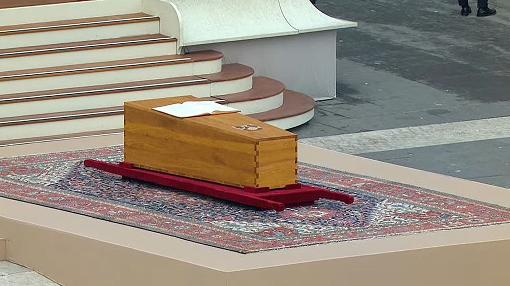 Sarg von Benedikt XVI. / Vatican Media Sarg von Benedikt XVI.