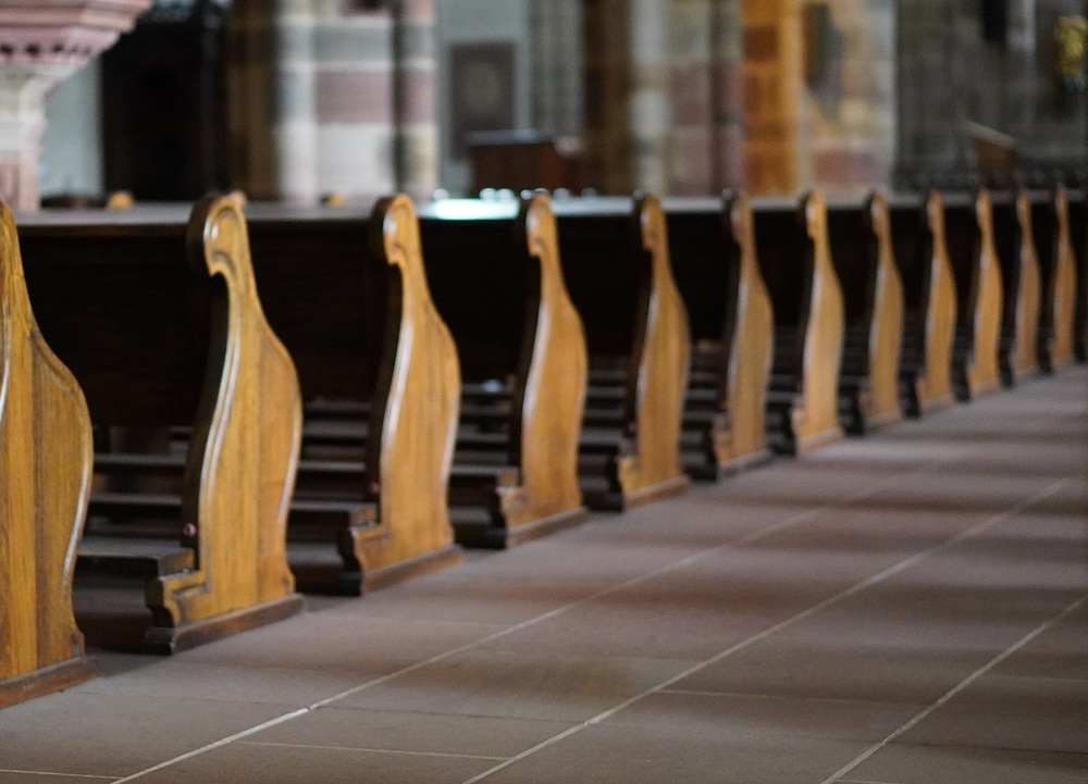 Leere Kirchenbänke / matthiasboeckel/pixabay CC0 Leere Kirchenbänke