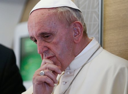 Papst Franziskus während der 'fliegenden Pressekonferenz' auf dem Flug von Bangui nach Rom am 30. November 2015.
