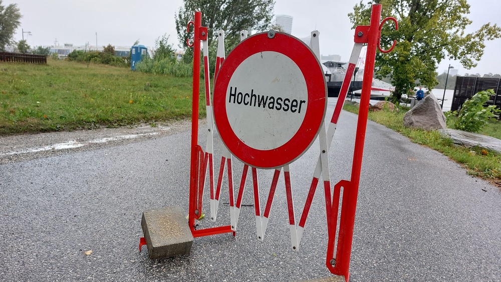 Verkehrsschild mit Hochwasser-Warnung / Kathpress / Gutenbrunner Verkehrsschild mit Hochwasser-Warnung