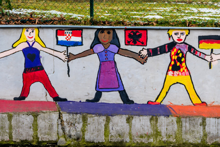 Malereien auf einer Schule / Erwin Wodicka - wodicka@aon.at, Erwin Wodicka Auf der Mauer einer Schule haben Kinder Sch