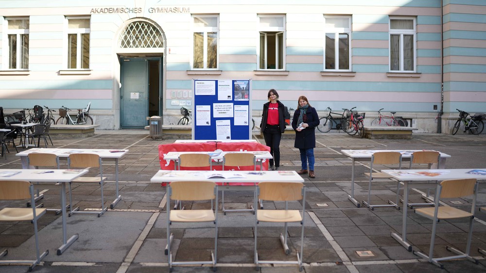 Caritas-Aktion 'Das leere Klassenzimmer' / Caritas Steiermark 'Leeres Klassenzimmer': Caritas-Straßenaktion gegen Bildungsnot