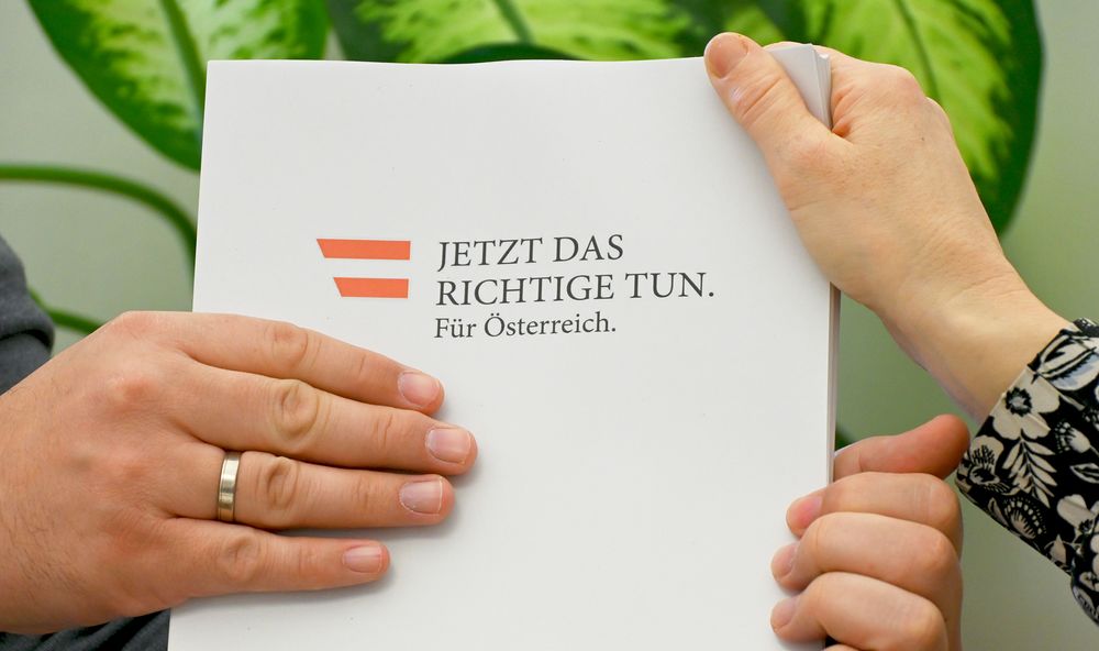 Regierungsprogramm 2025-2029 / kathpress / Pernsteiner Katholische Sozialakademie: Licht und Schatten im Regierungsprogramm