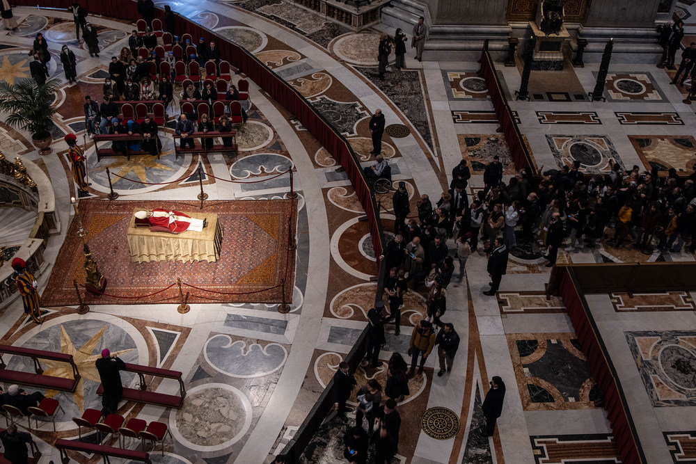 Abschied von Papst Benedikt XVI. im Petersdom / Copyright 2023, KNA GmbH, www.kna.de, All Rights Reserved, Stefano Dal Pozzolo Aufgebahrter Leichnam von Papst Benedikt XVI. am 3. Januar 2023 im Petersdom im Vatikan.