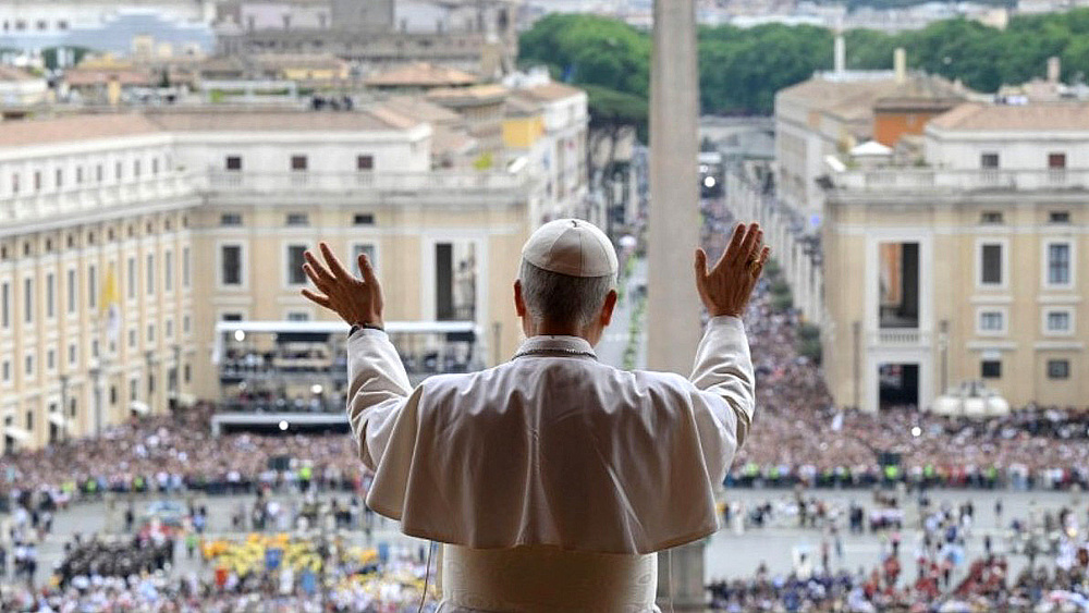 Papst Leo XIV. grüßt Menschen auf dem Petersplatz / Vatican Media Katholische Jugend: Papst steht für Umweltengagement und Synodalität
