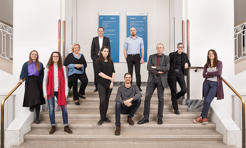 von links nach rechts hinten: Julia Barta, Regina Polak, Christian Friesl, Josef Glavanovits, vorne: Margarita Wolf, Lena Seewann, Julian Aichholzer, Konrad Paul Liessmann, Elisabeth Holzleithner, Sylvia Kritzinger Fehlend: Andrea Lehner-Hartmann / Universität Wien