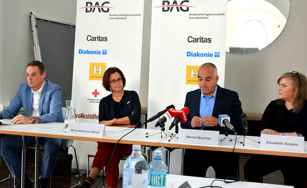 v.l.: Michael Opriesnig (Rotes Kreuz), Maria Katharina Moser (Diakonie), Bernd Wachter (Caritas), Elisabeth Anselm (Hilfswerk) / kathpress / Pernsteiner