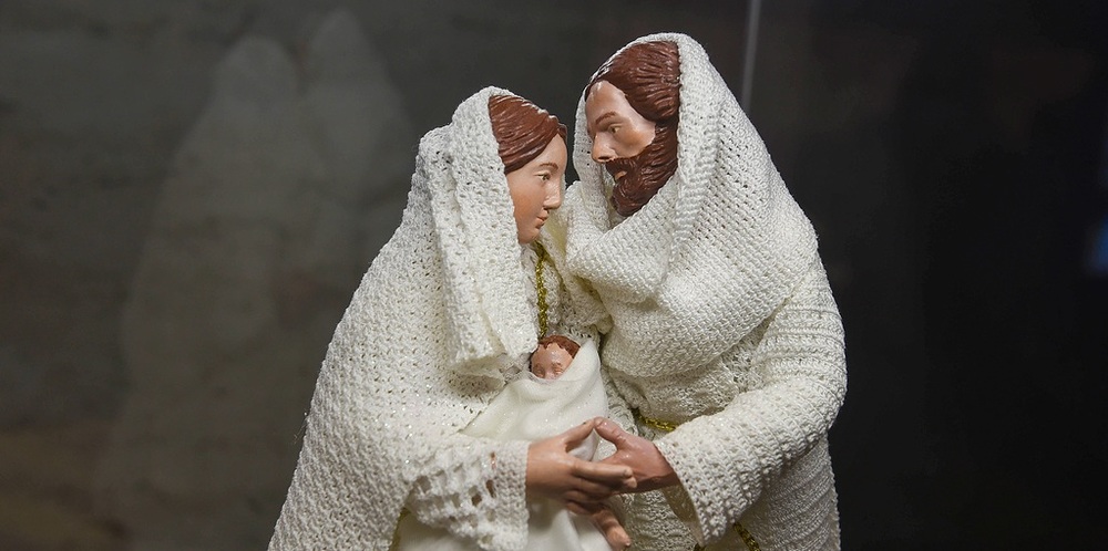 Heilige Familie / Copyright 2022, KNA GmbH, www.kna.de, All Rights Reserved, Paolo Galosi Maria, Josef und das Jesuskind bei der Krippenausstellung am 8. Dezember 2022 auf dem Petersplatz im Vatikan.