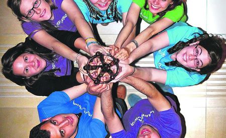 Jugendliche von actionPools der youngCaritas mit dem Solidaritätspreis / Kirchenzeitung Linz / Franz Litzlbauer
