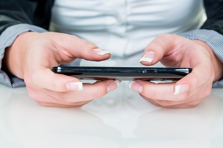Eine Frau schreibt auf einem Smartphone