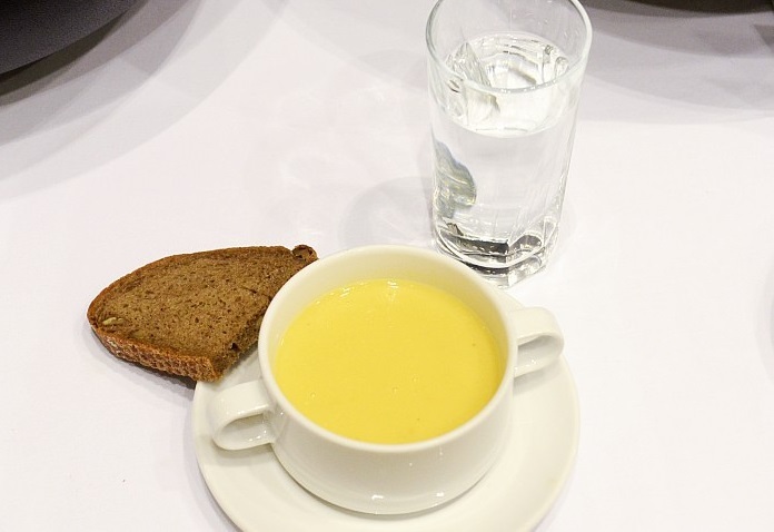 Suppe, Brot und Wasser / kathbild.at/Rupprecht Suppe, Brot und Wasser