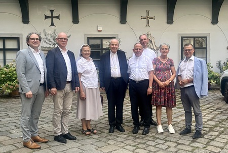 v.l.: Norbert Wichard (Deutschland), Gerard Kieffer (Luxemburg), Romana Kocjancic (Slowenien),  Kardinal Christoph Schönborn (Österreich), Bischof Ulrich Neymeyr (Deutschland), Petra Neymeyr (Deutschland), Paul Wuthe (Österreich)