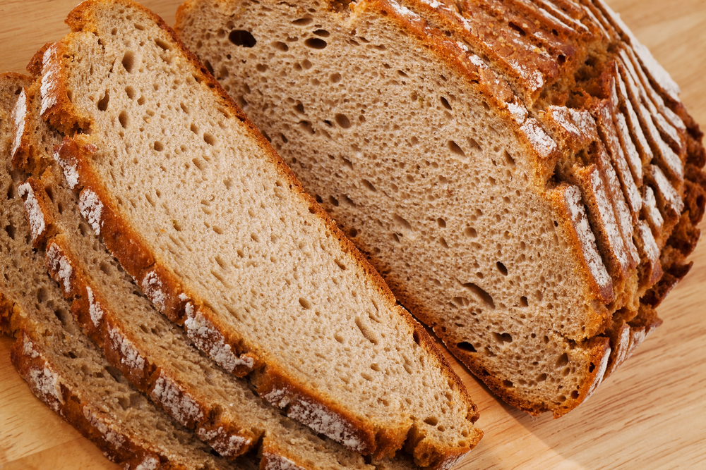 Brotschnitten aus dunklem Brot / Erwin Wodicka Mehrere Schnitten aus dunklem Brot liegen nebeneinander. Gesunde Ern?hrung.