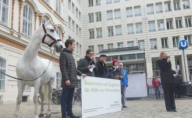 NGO-Vertreter mit Lippizaner vor dem Außenministerium / kathpress / Pernsteiner