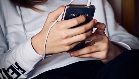Jugendliche/r mit Handy in der Hand