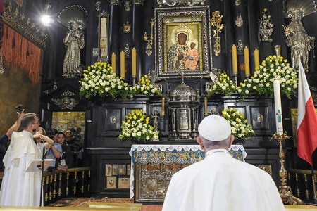 Papst Franziskus in Tschenstochau / Copyright 2016, KNA. Alle Rechte vorbehalten, Osservatore Romano Papst Franziskus betet in der Kapelle des Paulinerklosters Jasna Gora in Tschenstochau (Czestochowa) am 28. Juli 2016 vor der berühmten Marien-Ikone der 'Schwarzen Madonna', ein Gnadenbild byzantinischen Ursprungs. Der Papst besucht Polen anlässlich