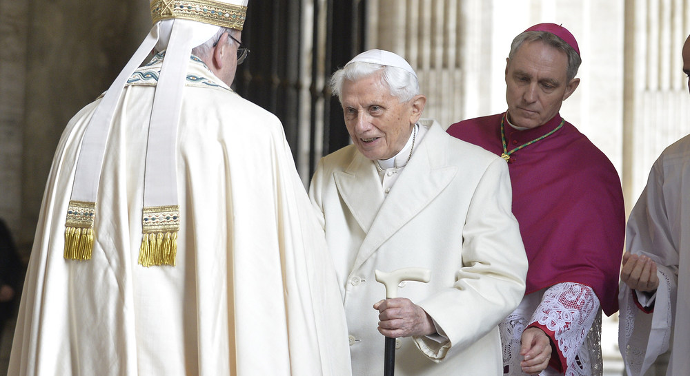 Eröffnung des Heiligen Jahres / © 2015 KNA, www.kna-bild.de - Nutzungsrechte vorbehalten., Osservatore Romano Eröffnung des Heiligen Jahres der Barmherzigkeit durch Papst Franziskus am 8. Dezember 2015 im Vatikan. Bild: Bild: Papst Franziskus begrüßt den emeritierten Papst Benedikt XVI. vor der Öffnung der Heiligen Pforte.