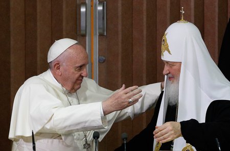 Papst Franziskus und Patriarch Kyrill I. / Copyright 2016, KNA. Alle Rechte vorbehalten, Paul Haring Papst Franziskus und Patriarch Kyrill I. umarmen sich nach der Unterzeichnung der gemeinsame Erklärung am 12. Februar 2016 am Flughafen von Havanna. Es ist das erste Treffen eines römischen Papstes mit dem Patriarch der russisch-orthodoxen Kirche.