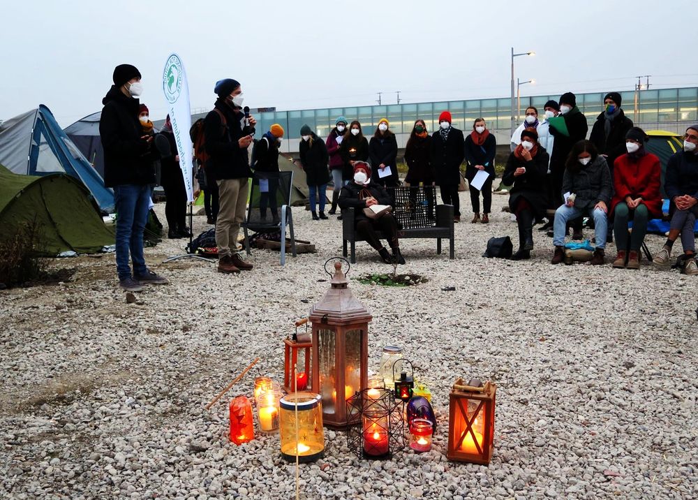 Multireligiöse 'Lichterfeier' bei der U2-Station Hausfeldstraße / P. Franz Helm Multireligiöse 'Lichterfeier' bei der U2-Station Hausfeldstraße