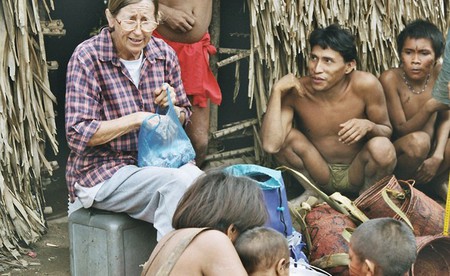 Sr. Maria Wachtler mit Angehörigen des Yanomami-Volkes / Jugend eine Welt