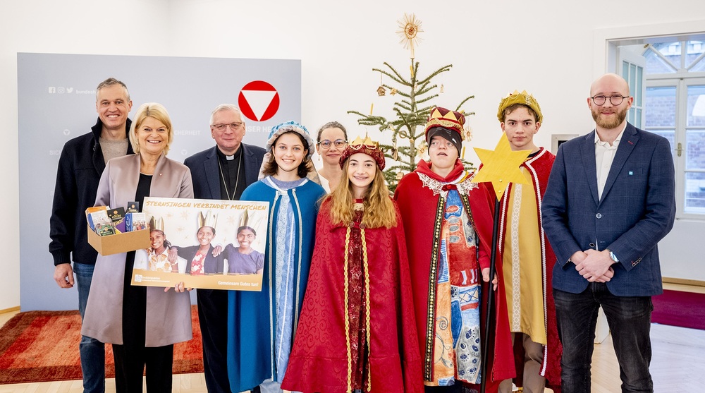 Sternsinger bei Verteidigungsministerin Klaudia Tanner / Foto: BMLV/Carina KARLOVITS Tanner an Sternsinger: Wichtig, dass es Menschen gibt, die Gutes tun