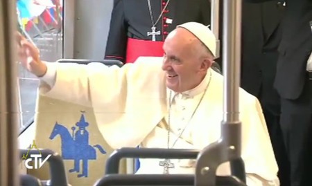 Papst Franziskus kommt mit der Straßenbahn zum Weltjugendtag in Krakau / ctv