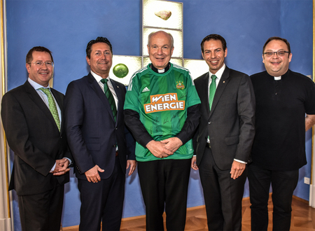 Kardinal Schönborn mit Vertretern von Rapid Wien und Seelsorger Pelczar / Markus Langer Kardinal Schönborn mit Vertretern von Rapid Wien und Seelsorger Pelczar