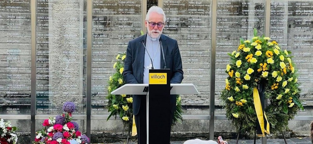 Bischof Marketz vor dem 'Denkmal der Namen' in Villach / U. Wöhlert Marketz bei Gedenken an NS-Opfer: Gedenken ist bleibende Verantwortung
