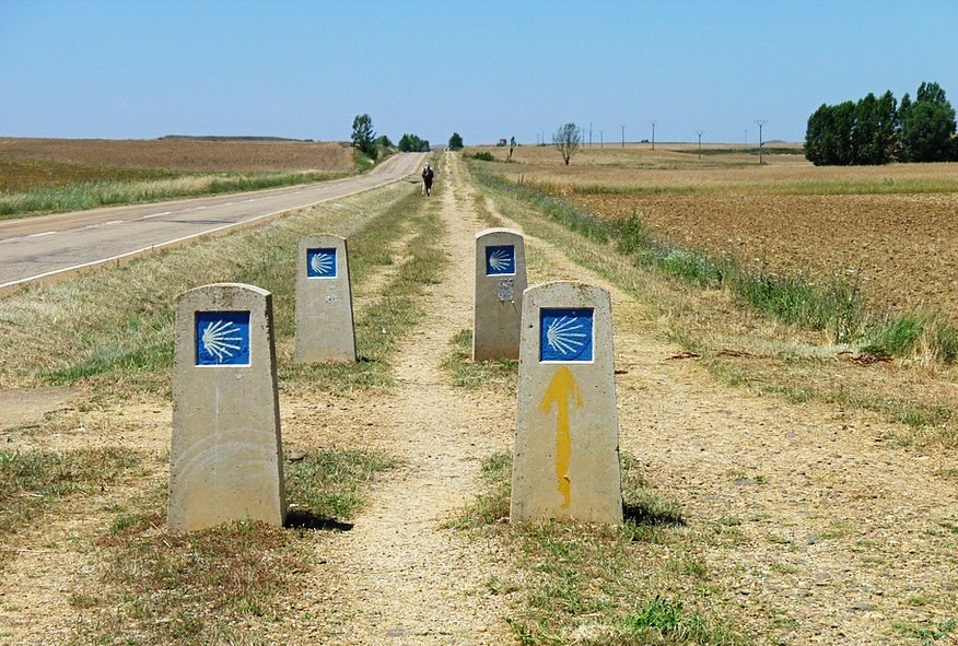 Wegzeichen auf dem Jakobsweg / pixabay / gemeinfrei Wegzeichen auf dem Jakobsweg