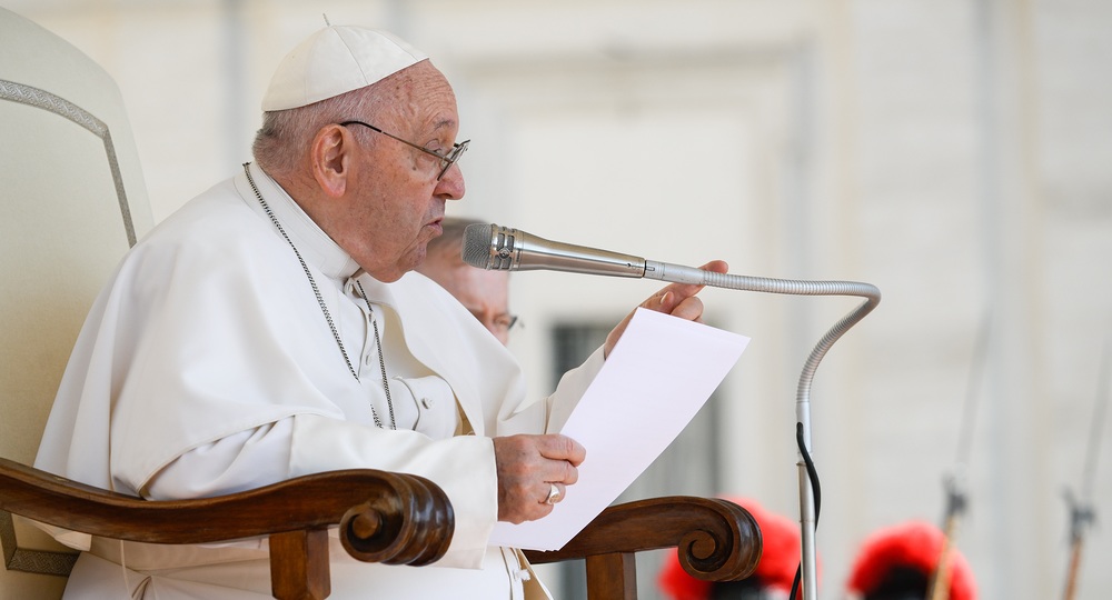 Audienz mit Papst Franziskus / Copyright 2023, KNA GmbH, www.kna.de, All Rights Reserved, Vatican Media Papst Franziskus spricht bei der Generalaudienz am 24. Mai 2023 auf dem Petersplatz im Vatikan.