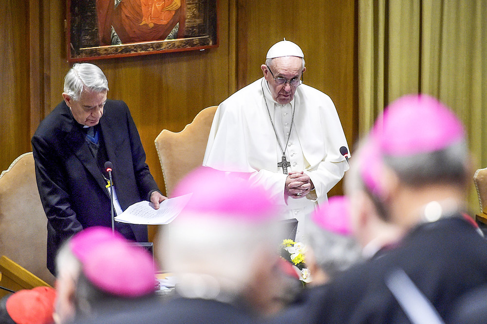 Federico Lombardi und Papst Franziskus / Copyright 2019, KNA (www.kna.de). Alle Rechte vorbehalten, Cristian Gennari Federico Lombardi, Moderator des Anti-Missbrauchsgipfels, und Papst Franziskus stehen vor Bischöfen während der Eröffnung des Anti-Missbrauchsgipfels am 21. Februar 2019 im Vatikan.