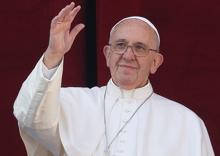Papst Franziskus spendet Weihnachten den traditionellen Segen 'Urbi et orbi' (Der Stadt und dem Erdkreis) am 25. Dezember 2015 im Vatikan.