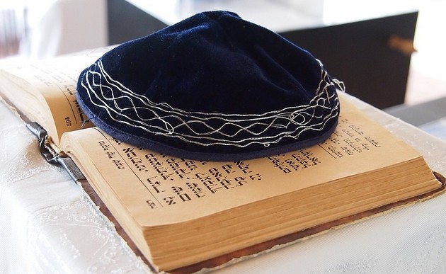 Jüdische Kippa auf einer Thora / pixabay / gemeinfrei