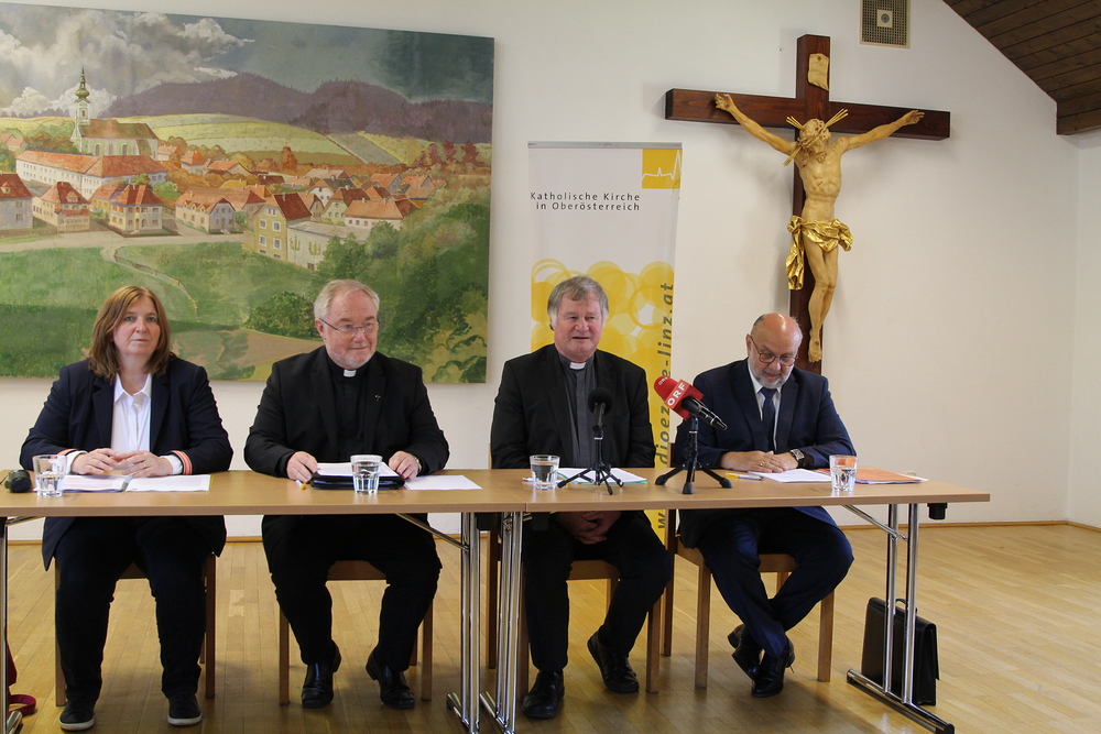Podiumspressekonferenz: Zukunft sichern am 18. Juni 2024 / Diözese Linz / Ursula Waselmayr (v.l.) Edeltraud Addy-Papelitzky (Leiterin des Bereichs Personal und Qualitätssicherung), Generalvikar Severin Lederhilger, Bischof Manfred Scheuer, Reinhold Prinz (Ökonom und Leiter des Bereichs Finanzen und Verwaltung)